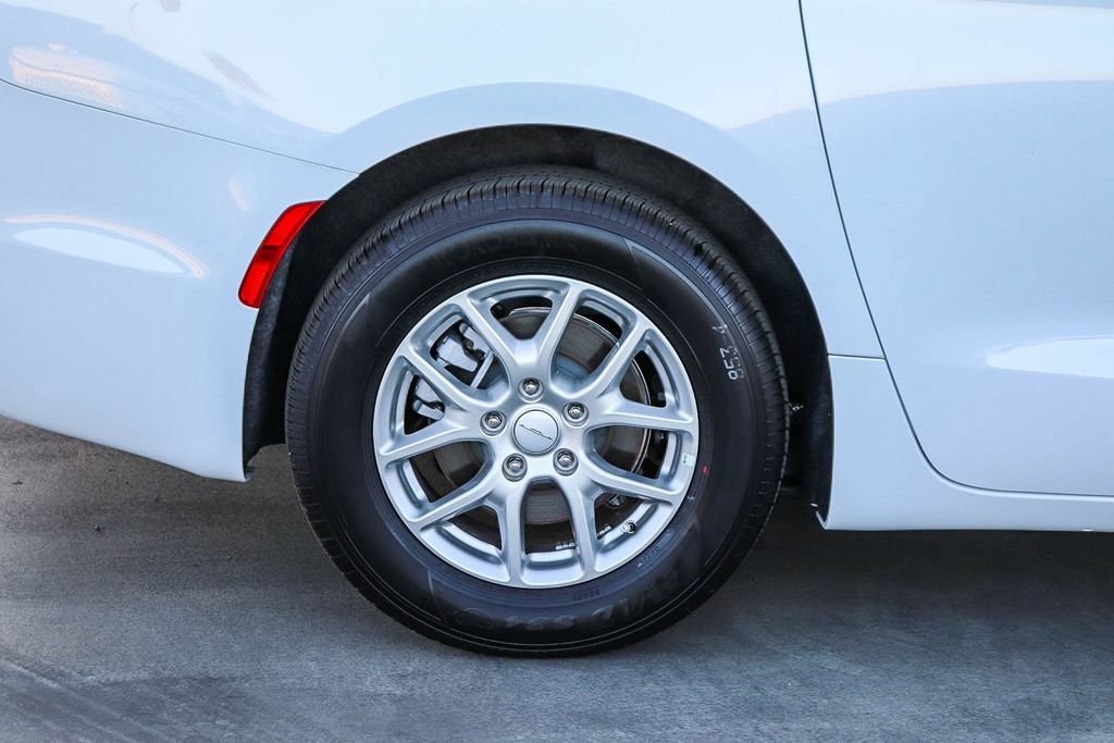 New 2027 Chrysler Pacifica Select FWD image 12
