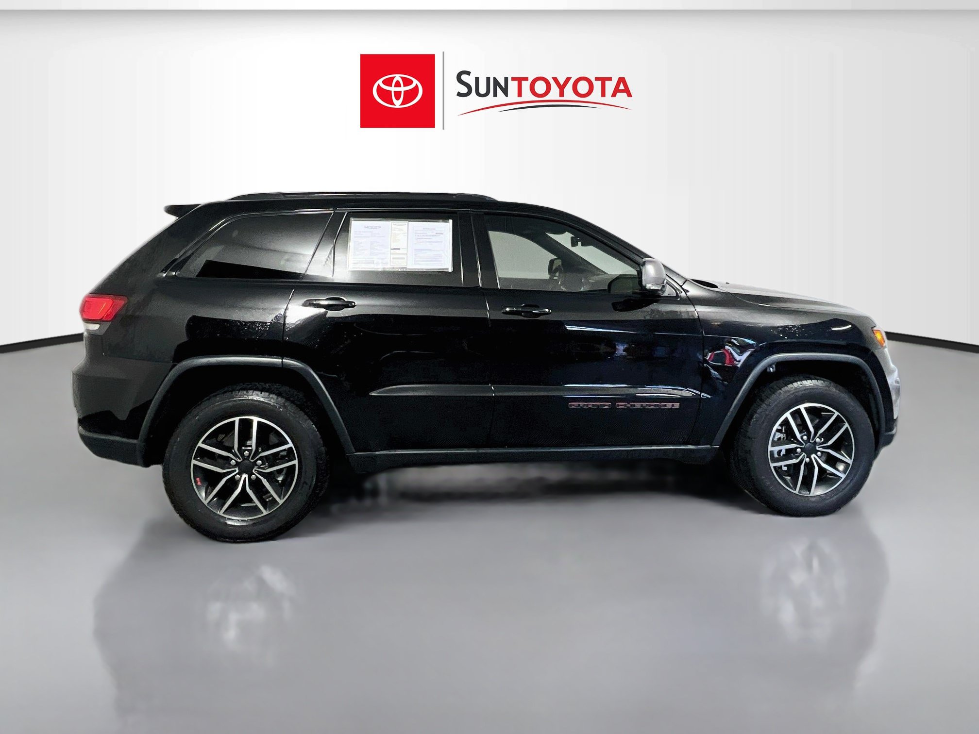 Used 2021 Jeep Grand Cherokee Trailhawk w/ Trailhawk Luxury Group AWD/4WD image 2