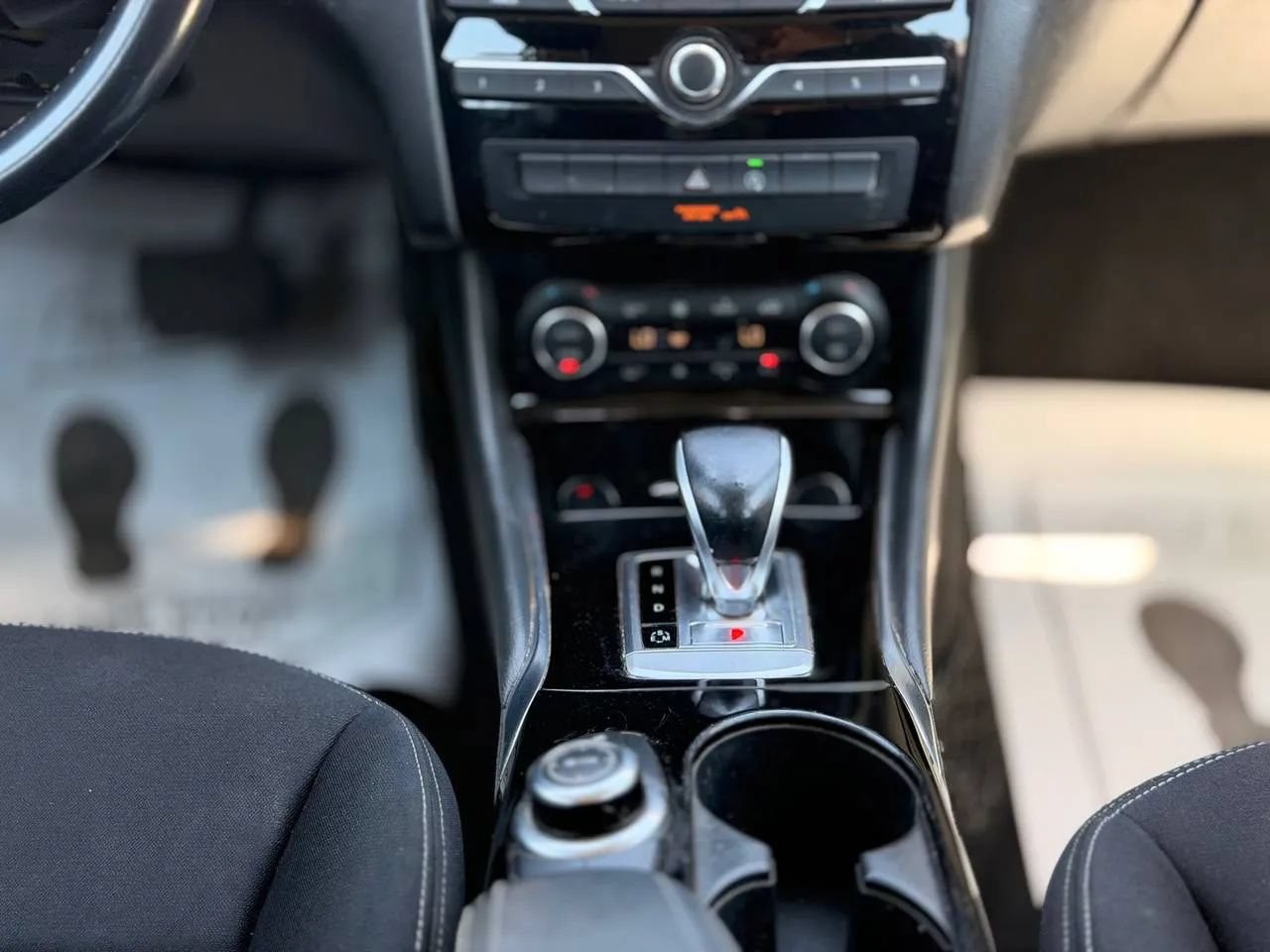 Used 2018 INFINITI QX30 FWD image 38