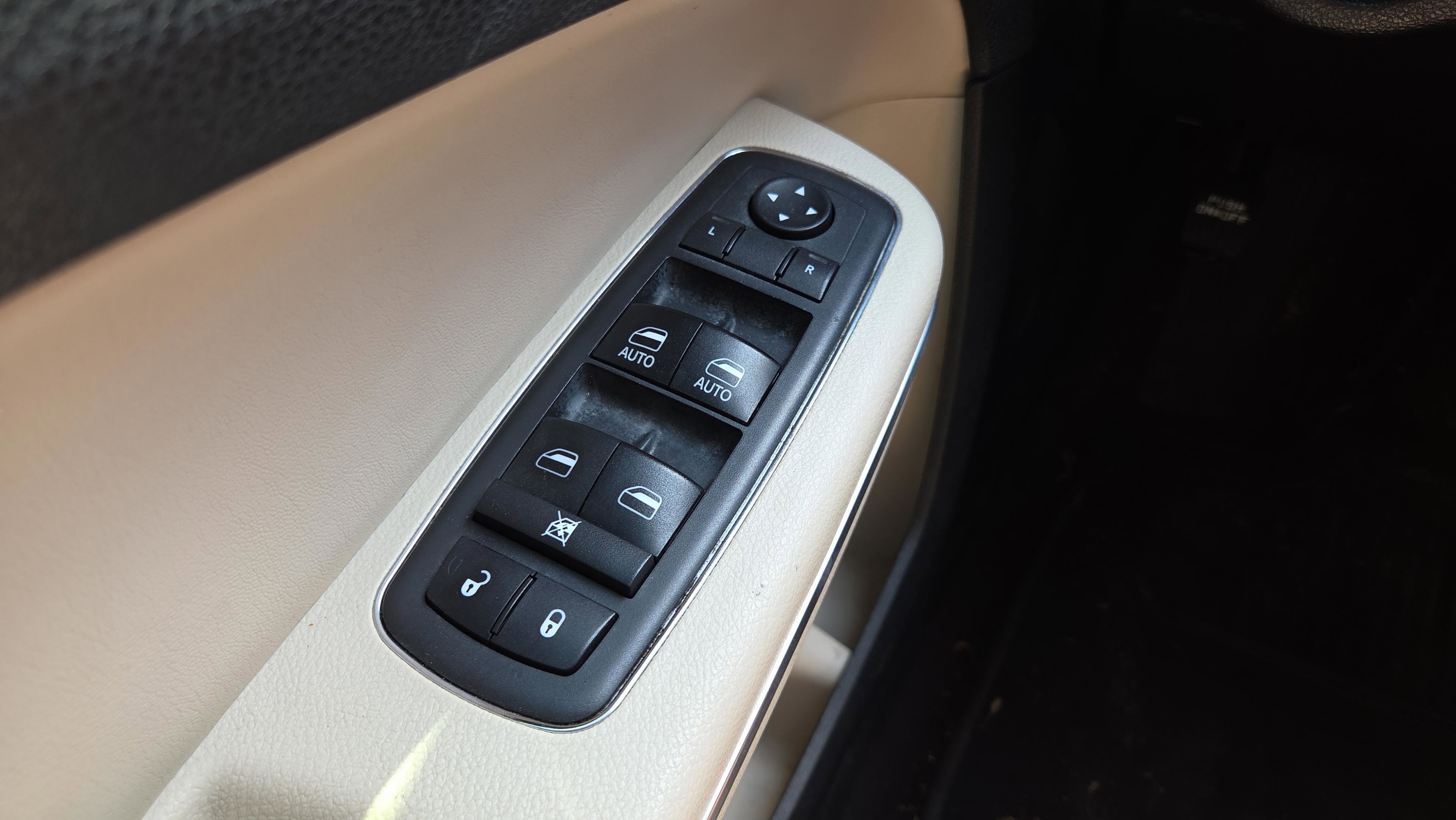 Used 2018 Chrysler 300 Limited image 20