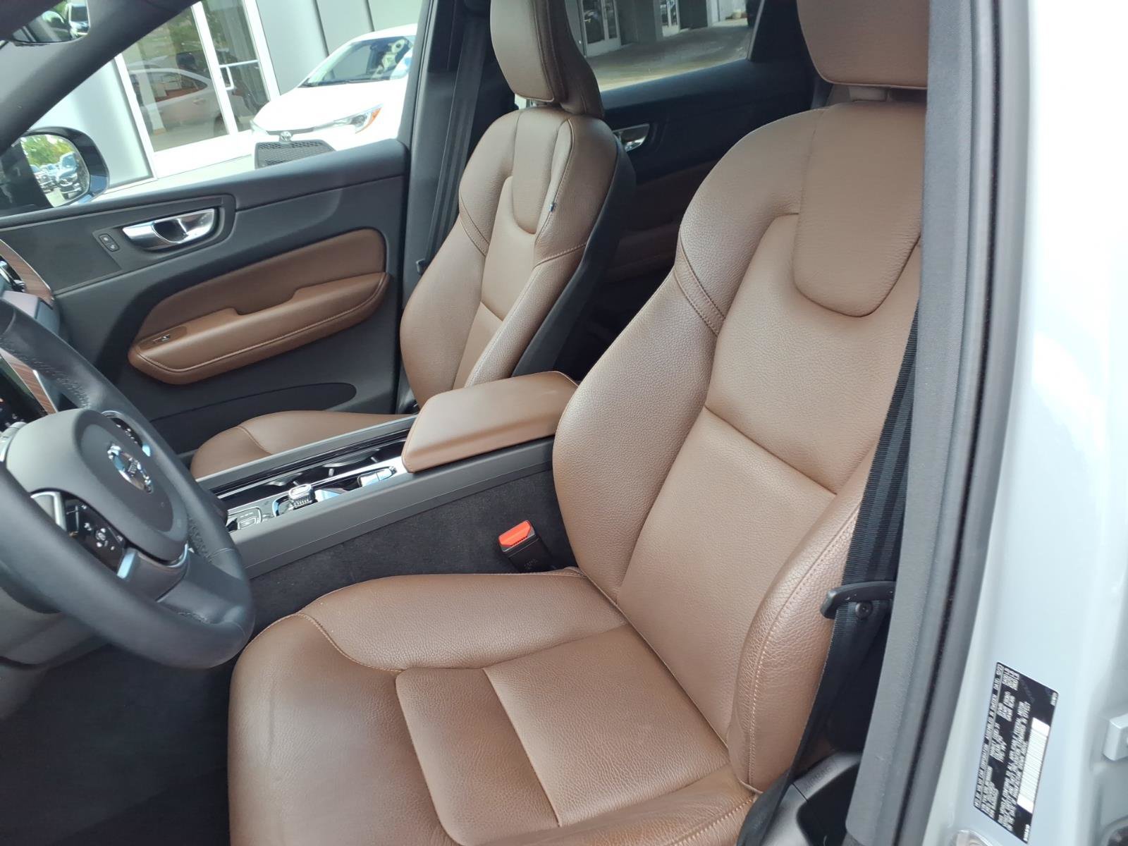 Certified 2024 Volvo XC60 B5 Plus AWD/4WD image 17