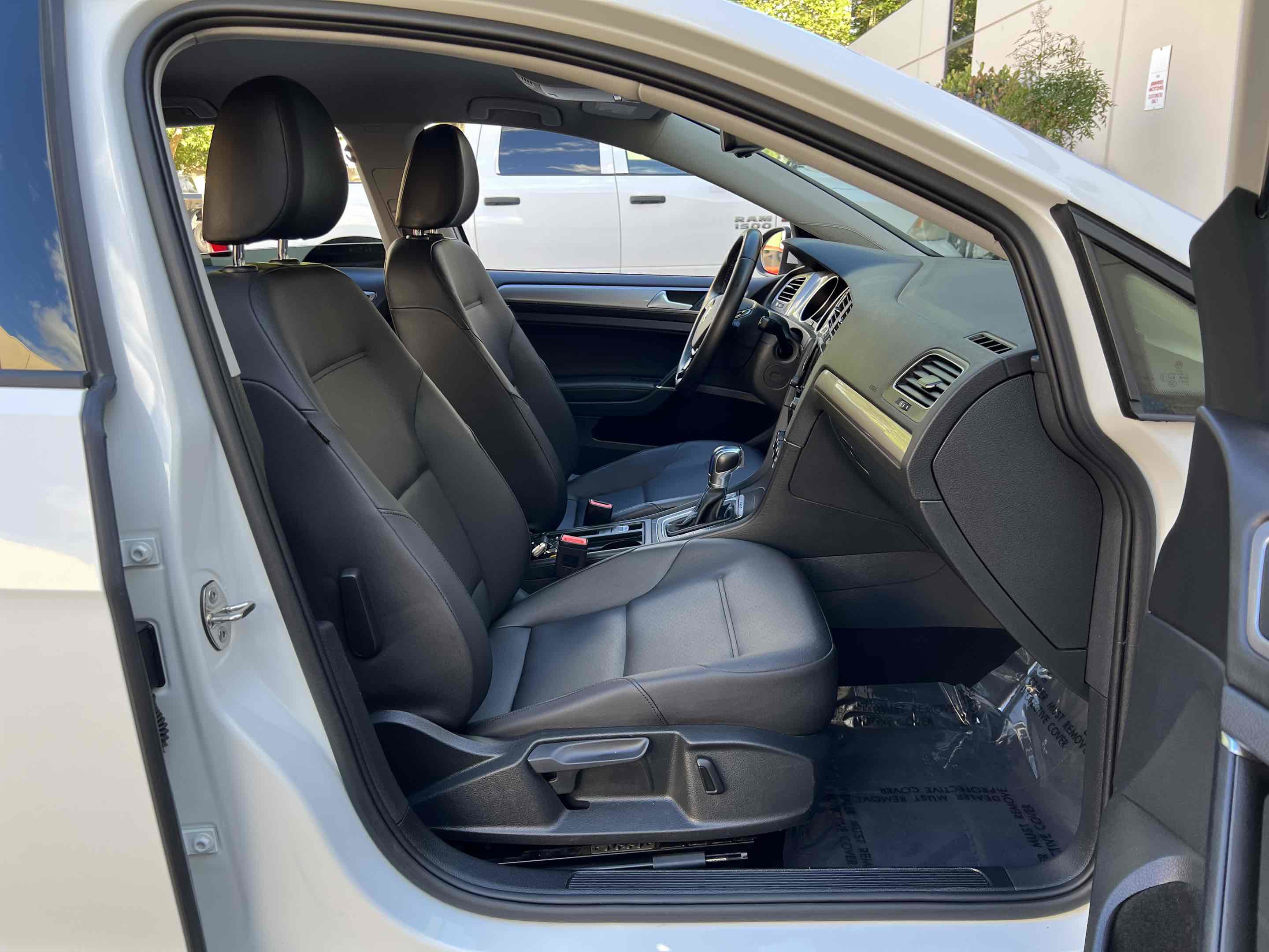 Used 2015 Volkswagen e-Golf SEL Premium FWD image 58