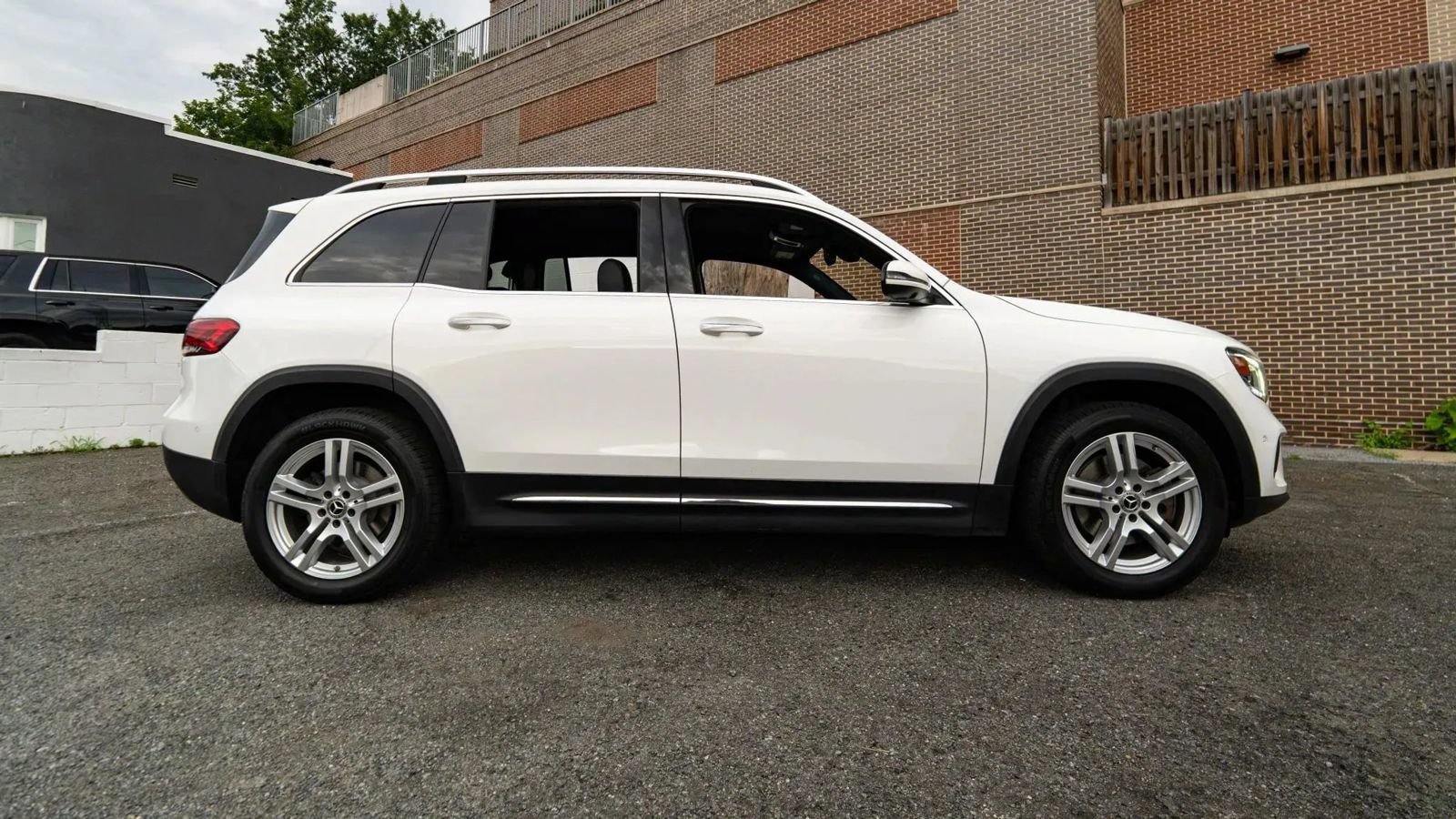 Used 2020 Mercedes-Benz GLB 250 4MATIC w/ Premium Package image 2