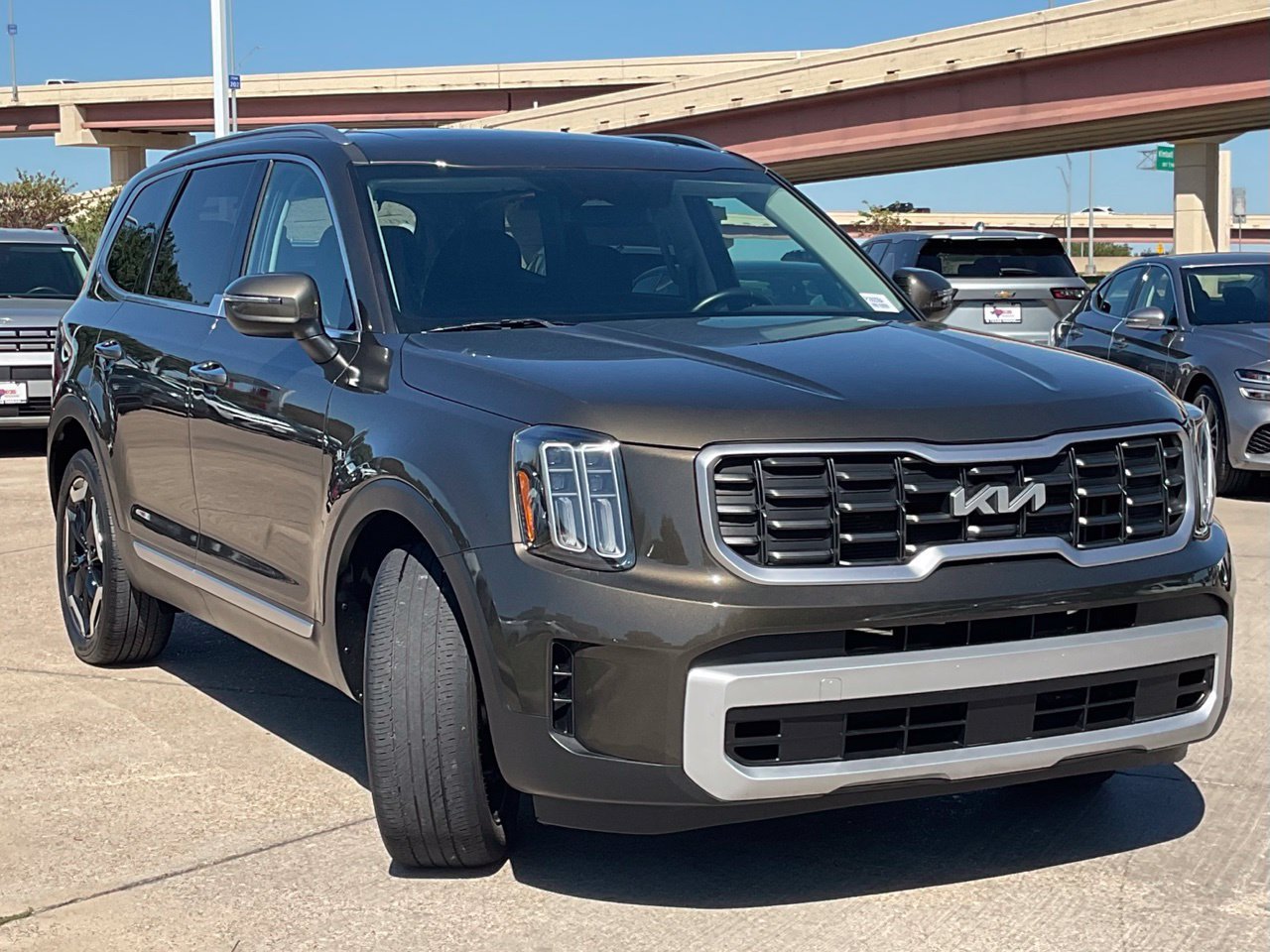 Used 2025 Kia Telluride S FWD image 3