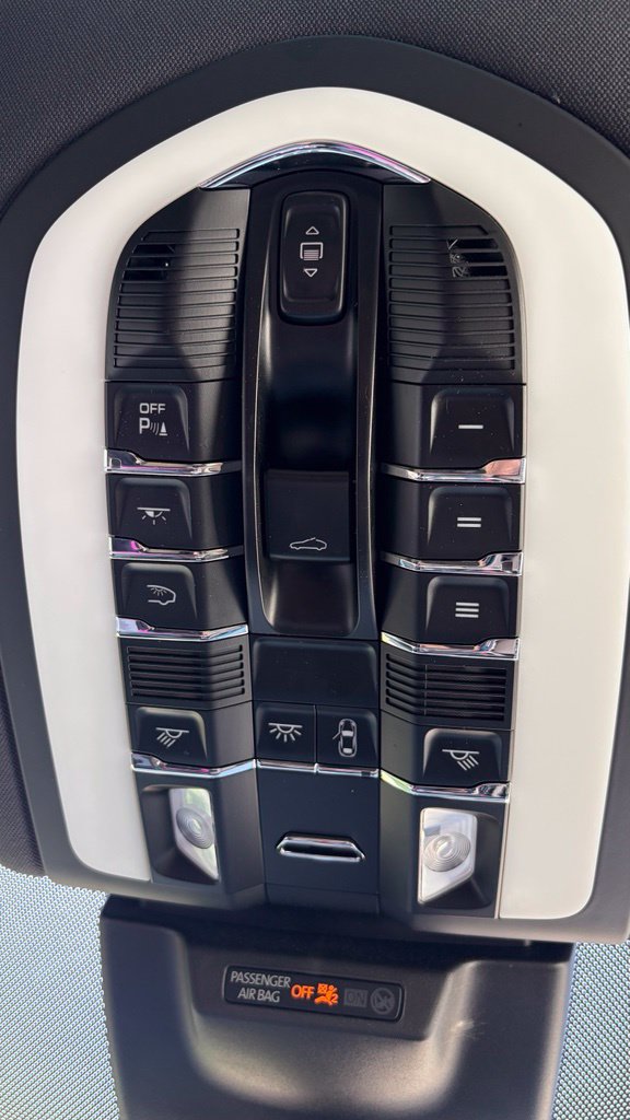 Used 2023 Porsche Macan S AWD/4WD image 18