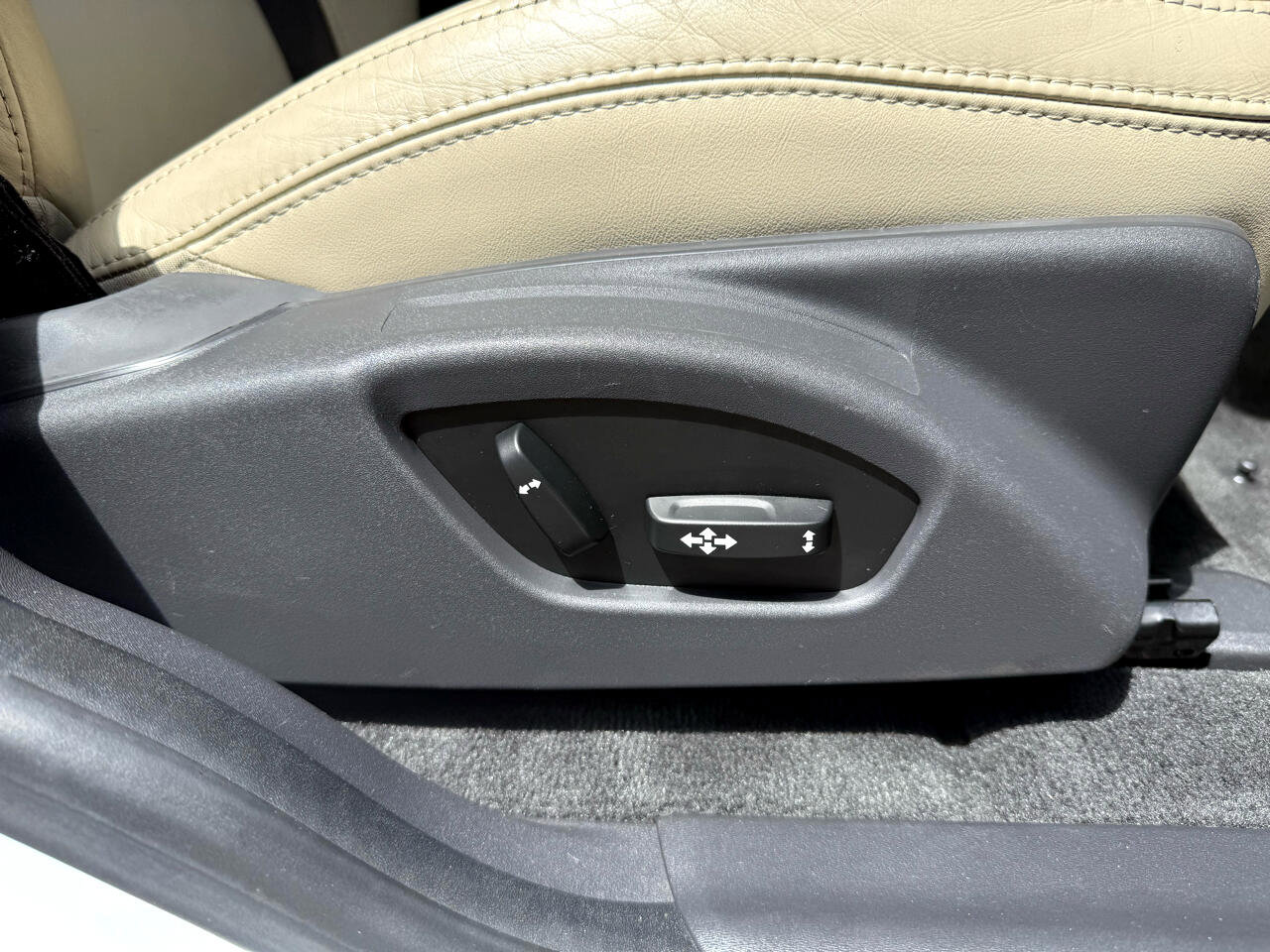 Used 2011 Volvo XC60 T6 R-Design w/ Convenience Pkg image 22