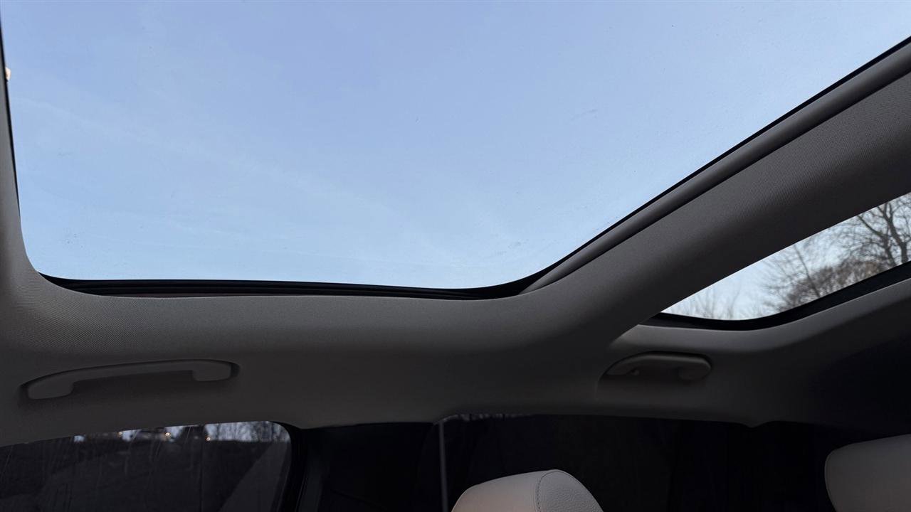 Used 2021 Mercedes-Benz GLB 250 4MATIC w/ Premium Package image 69