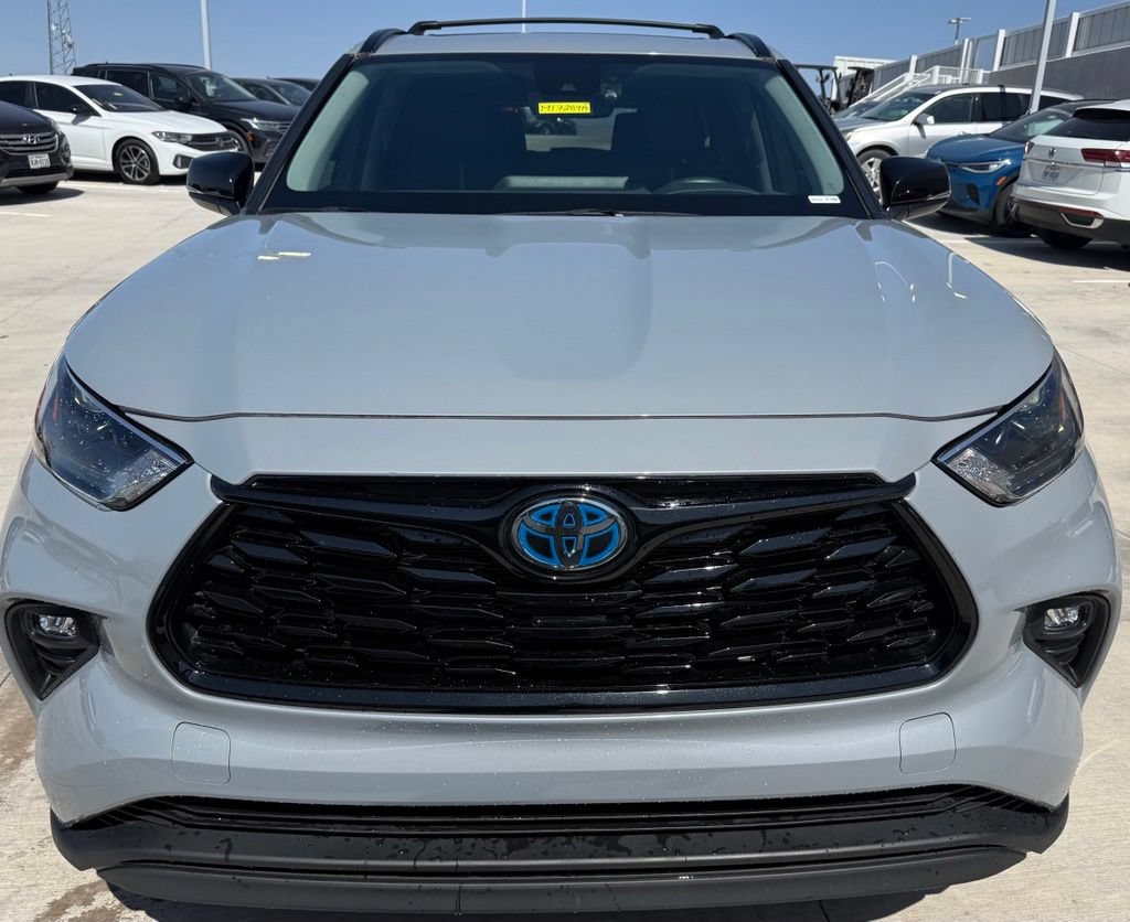 Used 2024 Toyota Highlander XLE FWD image 4