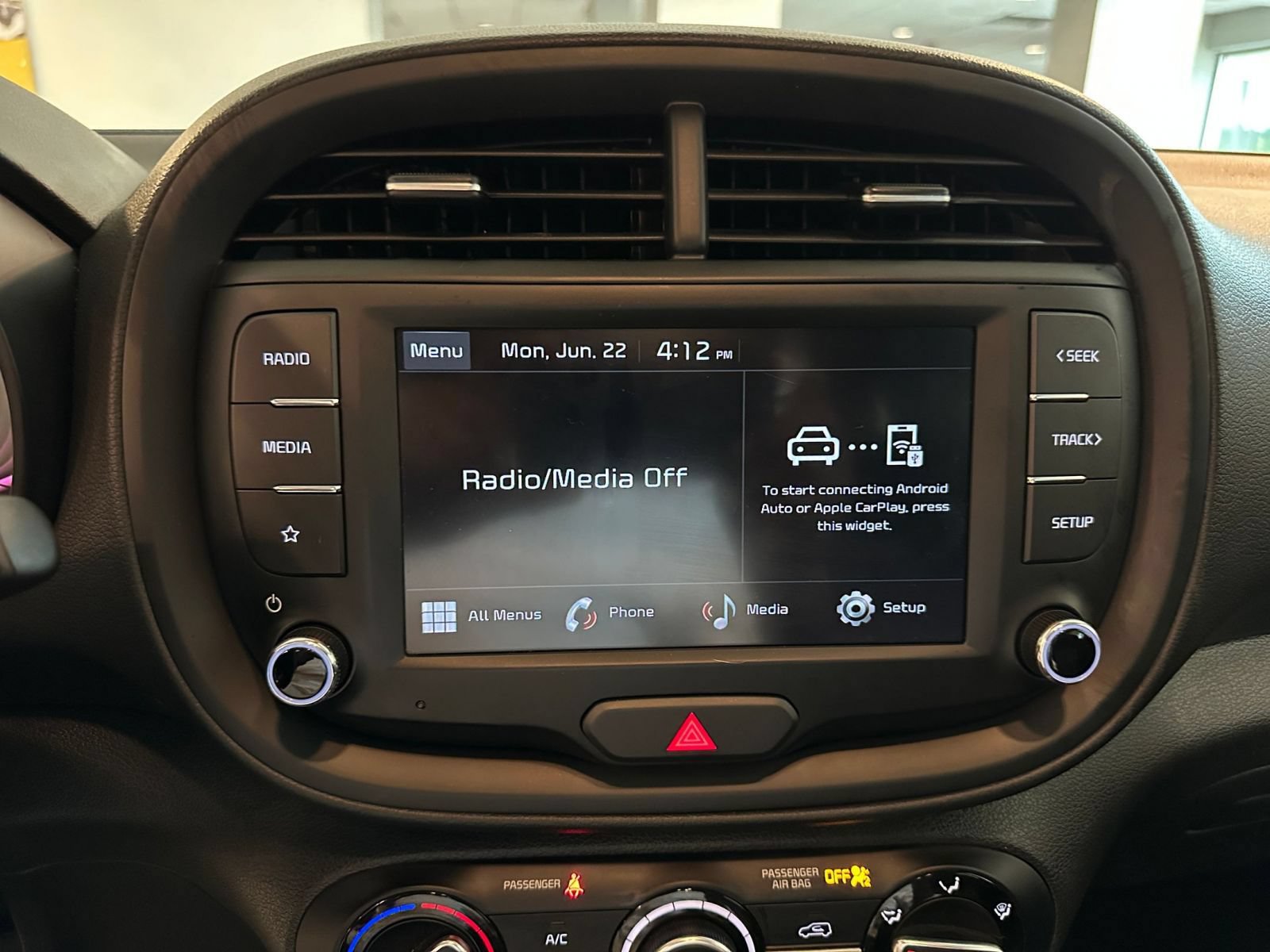 Used 2025 Kia Soul LX w/ LX Technology Package FWD image 20