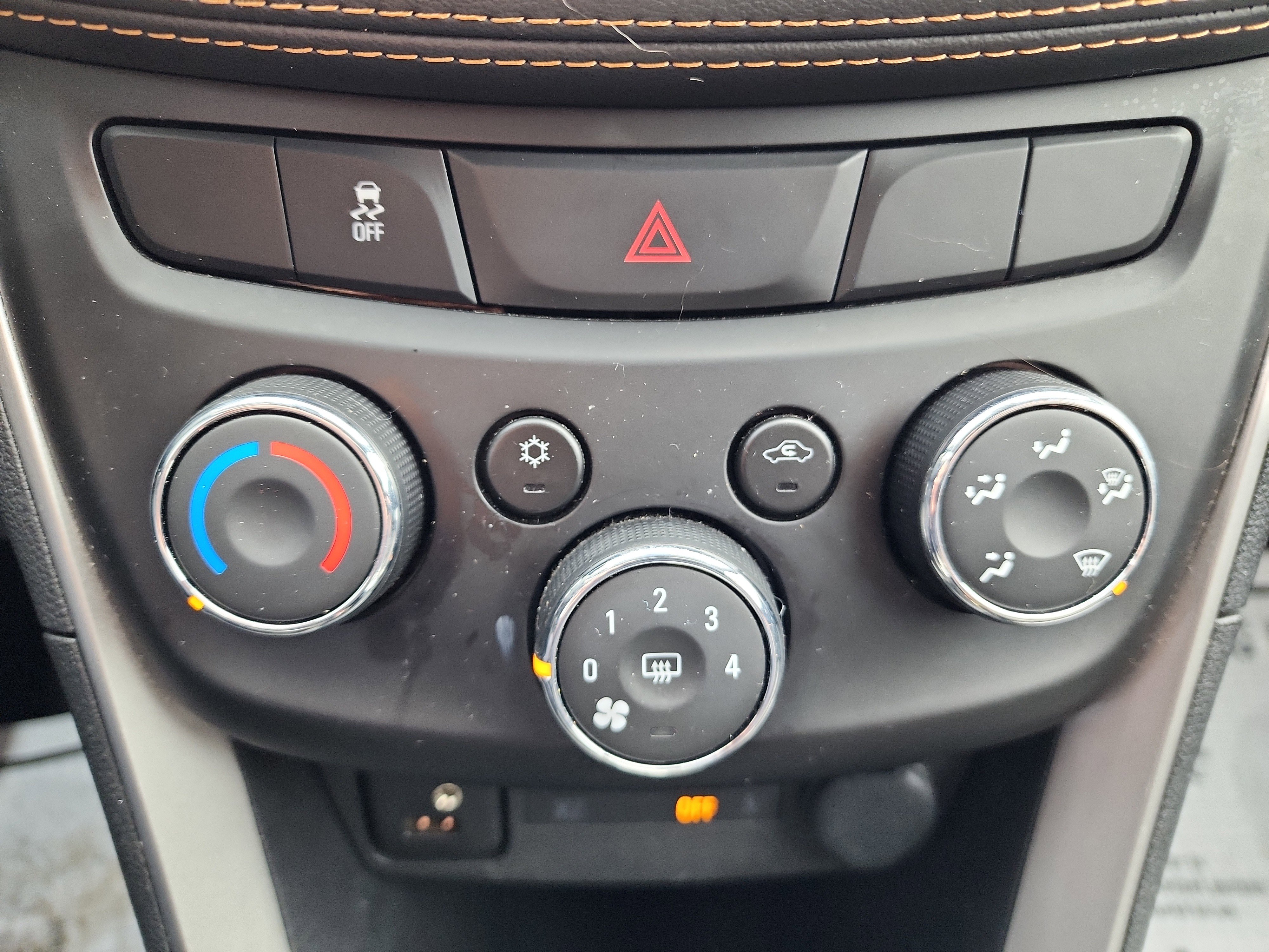 Used 2021 Chevrolet Trax LT w/ LT Convenience Package image 15