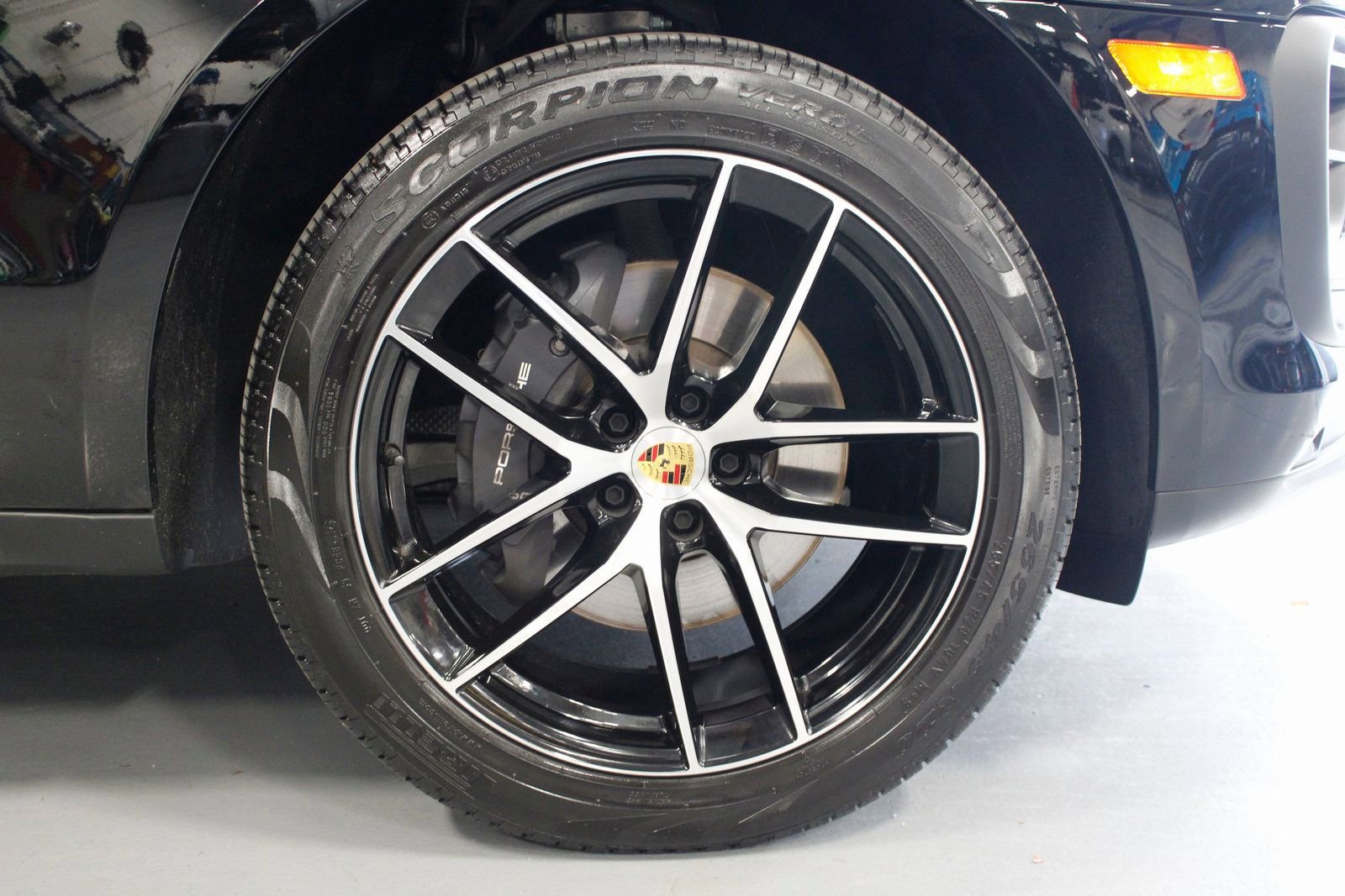 Certified 2025 Porsche Macan image 14