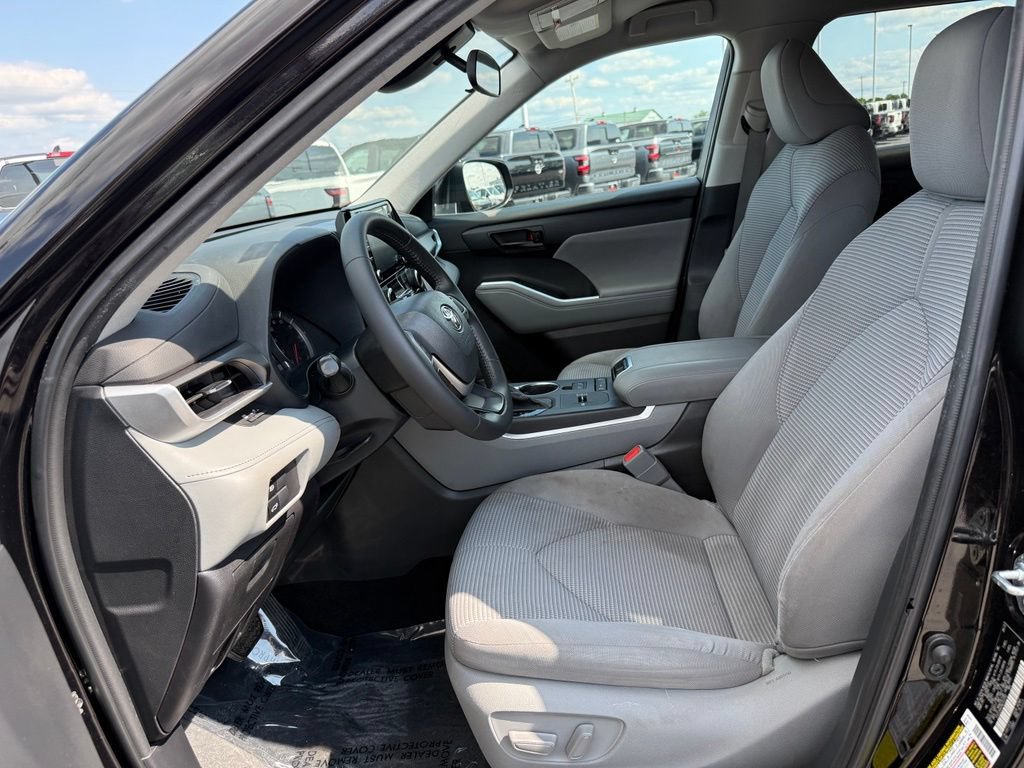 Used 2022 Toyota Highlander LE FWD image 15