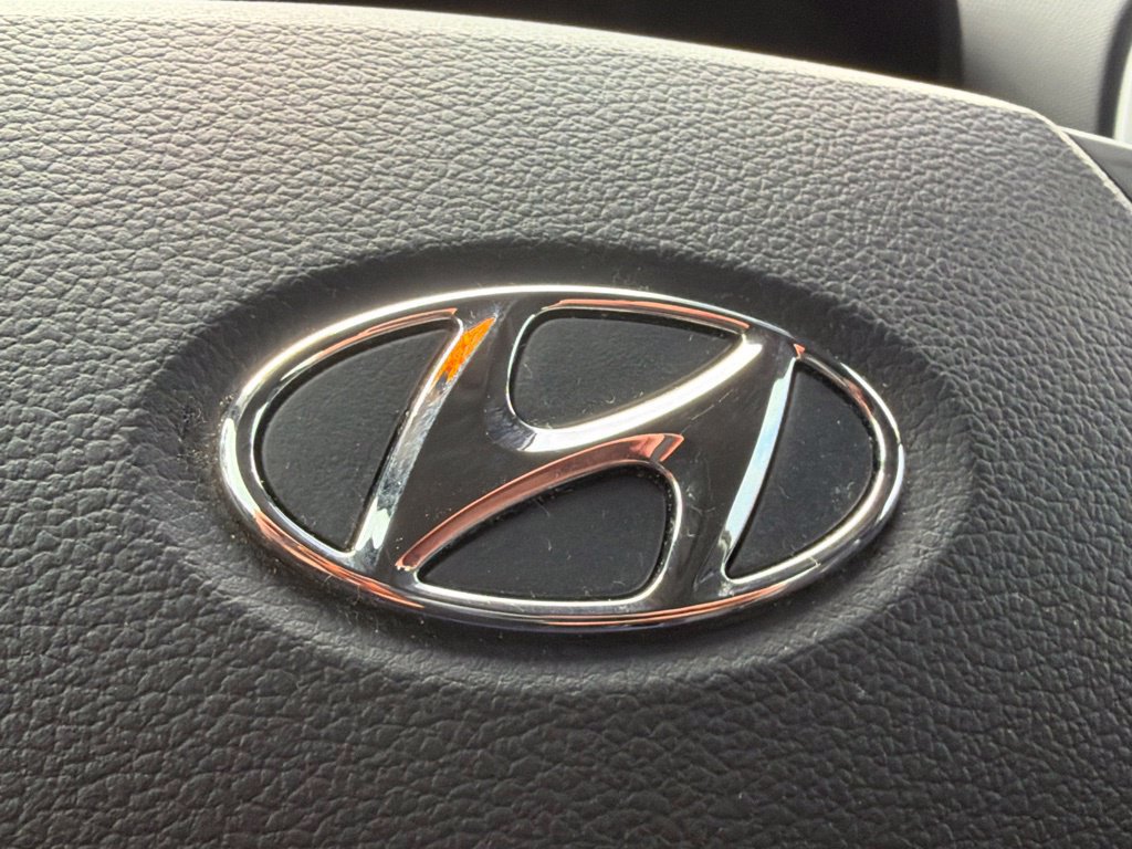 Used 2022 Hyundai Venue Limited FWD image 23