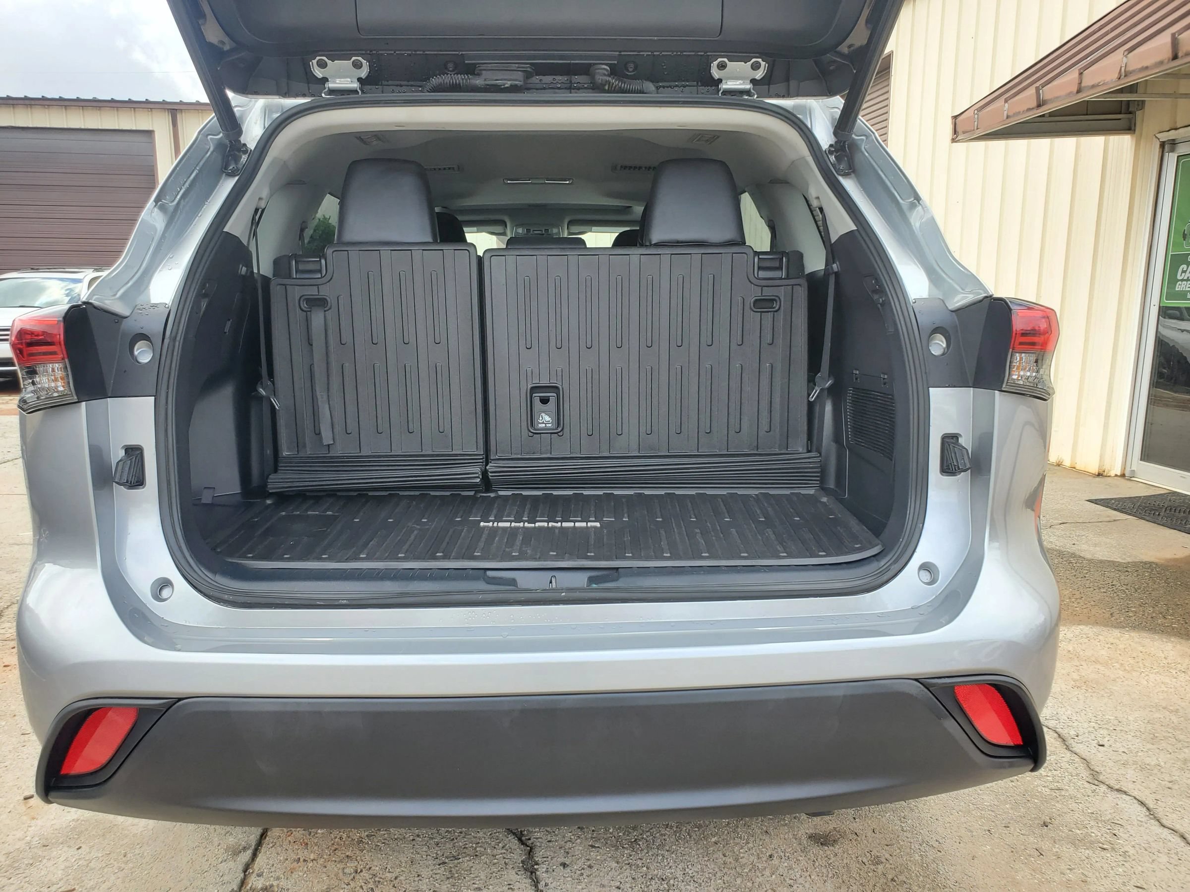 Used 2022 Toyota Highlander XLE FWD image 28