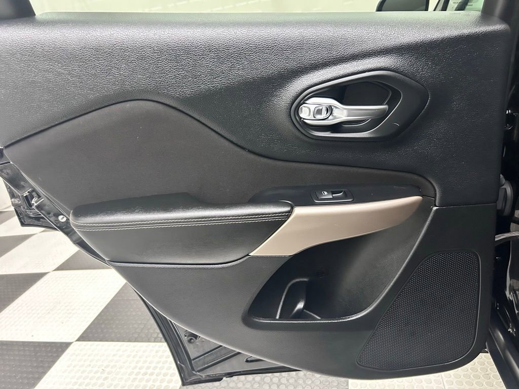 Used 2017 Jeep Cherokee Altitude image 13
