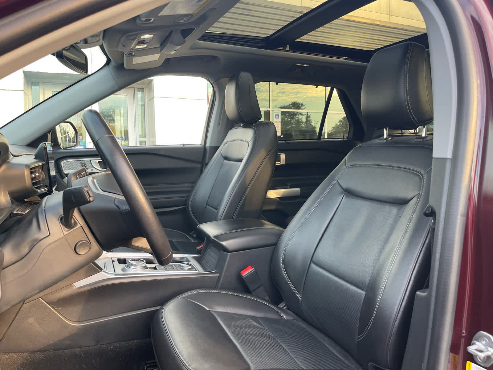 Certified 2022 Ford Explorer Limited w/ Equipment Group 301A AWD/4WD image 10