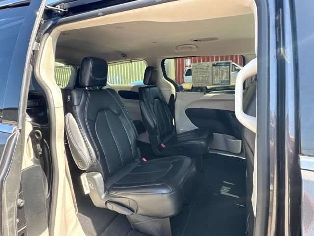 Used 2023 Chrysler Pacifica Touring-L FWD image 40