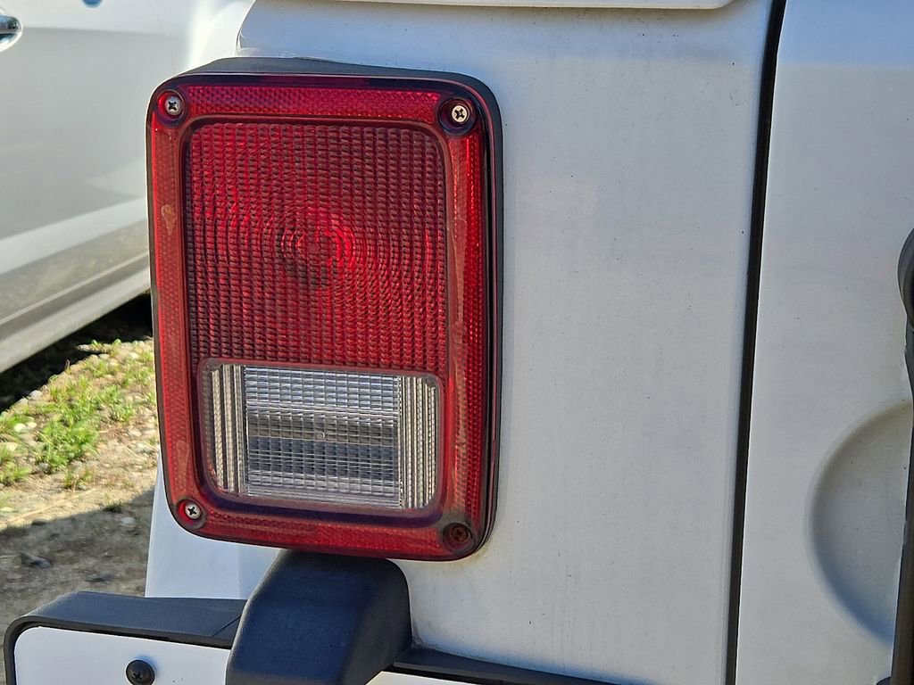 Used 2018 Jeep Wrangler Unlimited Sahara w/ Connectivity Group image 9