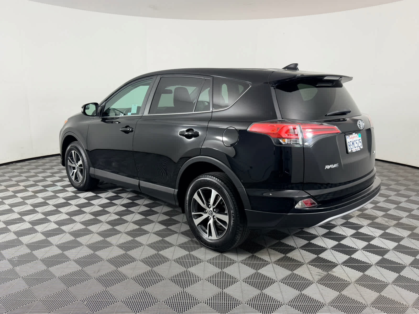 Used 2018 Toyota RAV4 XLE FWD image 5