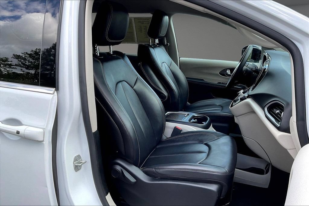 Used 2024 Chrysler Pacifica Touring-L FWD image 32