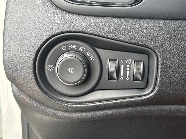 Used 2020 Jeep Renegade Altitude FWD image 21