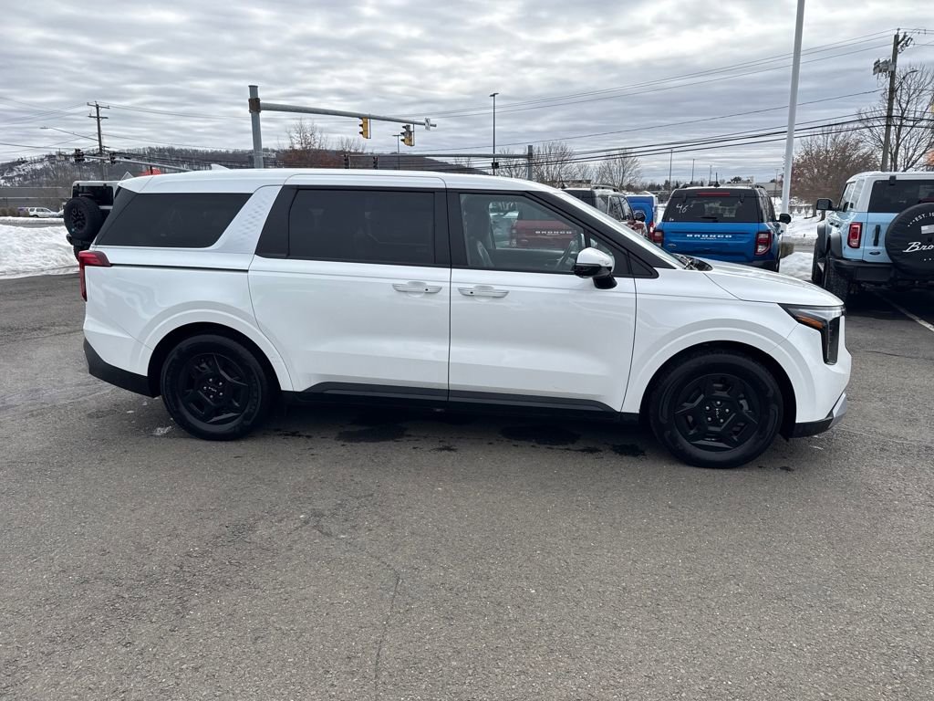 Used 2025 Kia Carnival image 3