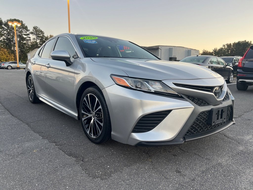 Used 2020 Toyota Camry SE image 3