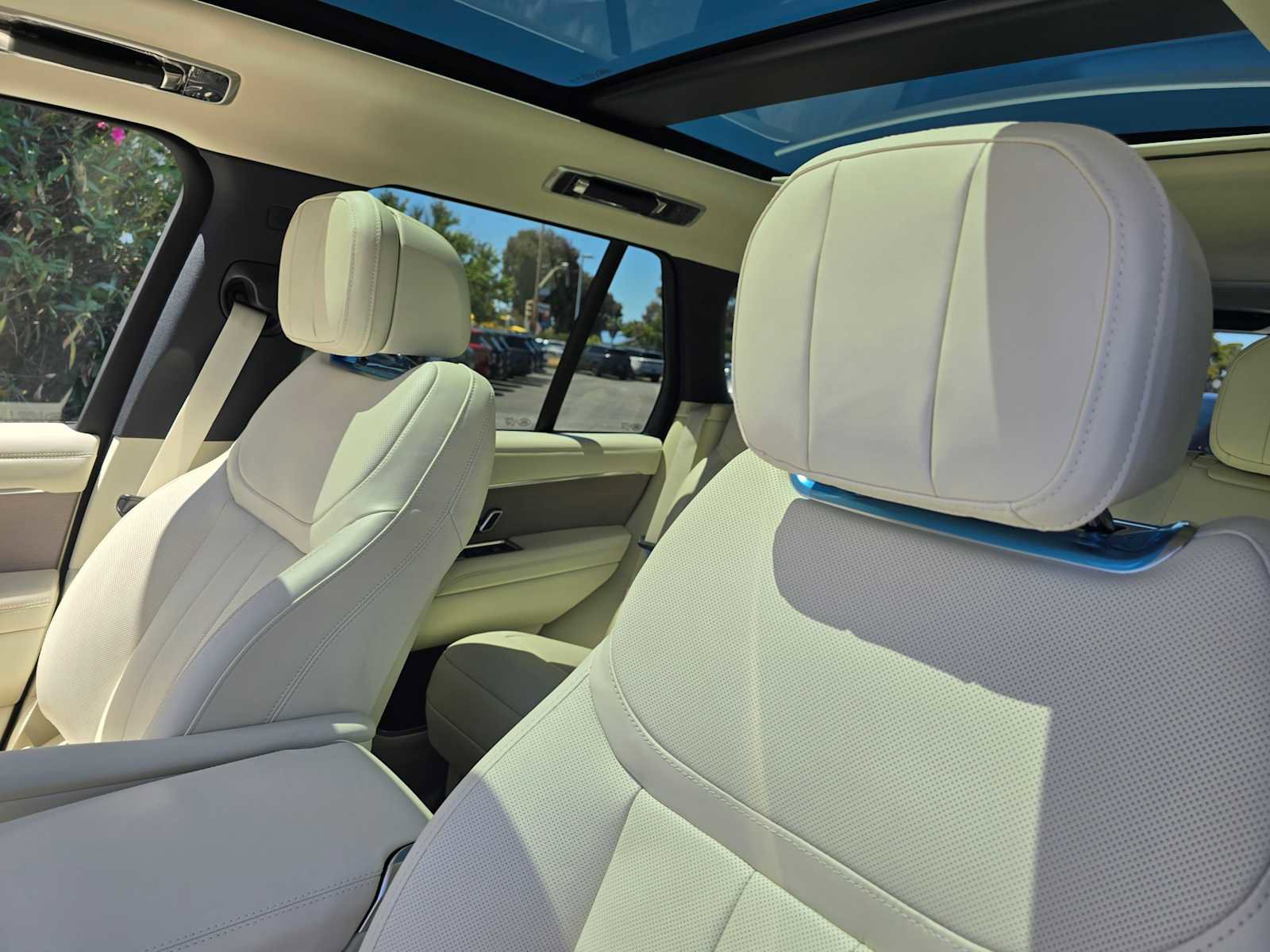New 2025 Land Rover Range Rover SE image 26