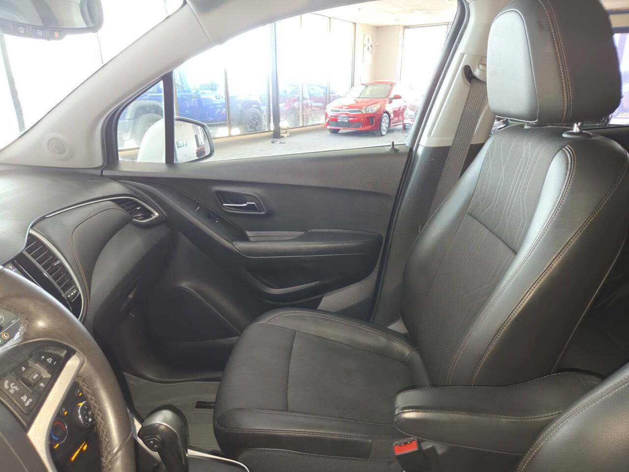 Used 2019 Chevrolet Trax LT w/ LT Convenience Package FWD image 16