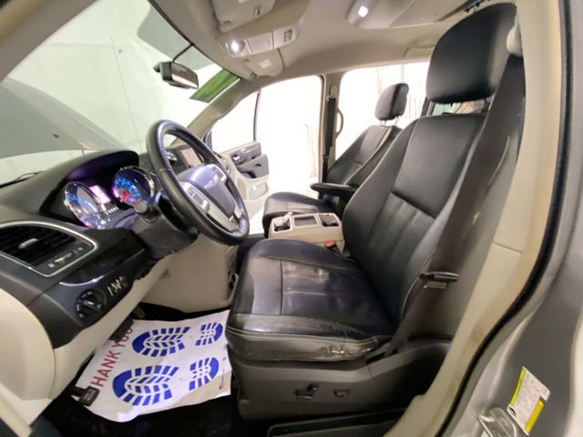 Used 2014 Chrysler Town & Country Touring w/ Driver Convenience Group image 24