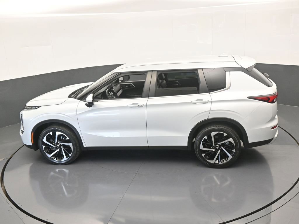 Used 2023 Mitsubishi Outlander SE image 56