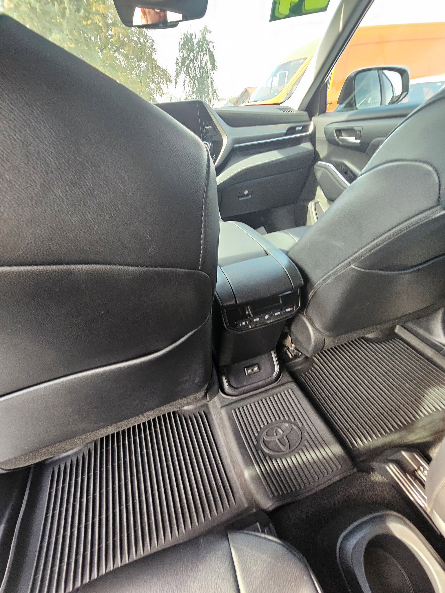 Used 2024 Toyota Highlander XLE image 10