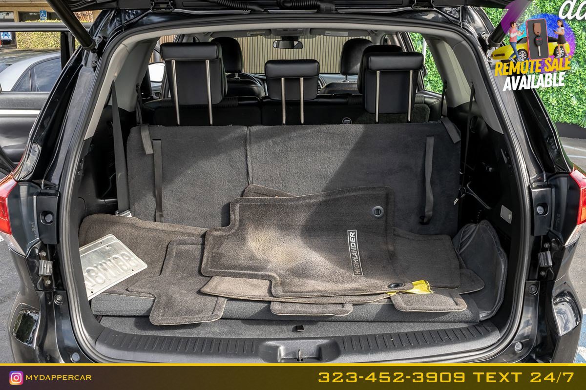 Used 2019 Toyota Highlander Plus w/ Carpet Mat Package (TMS) FWD image 17