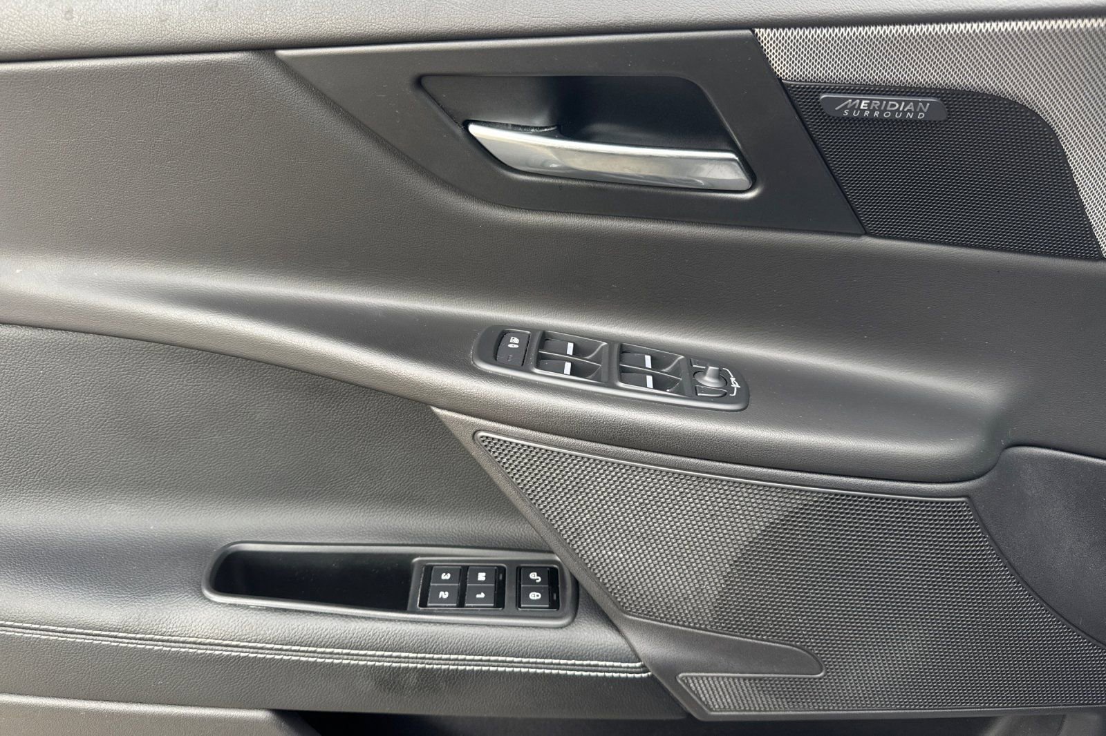 Used 2018 Jaguar XE S RWD image 11