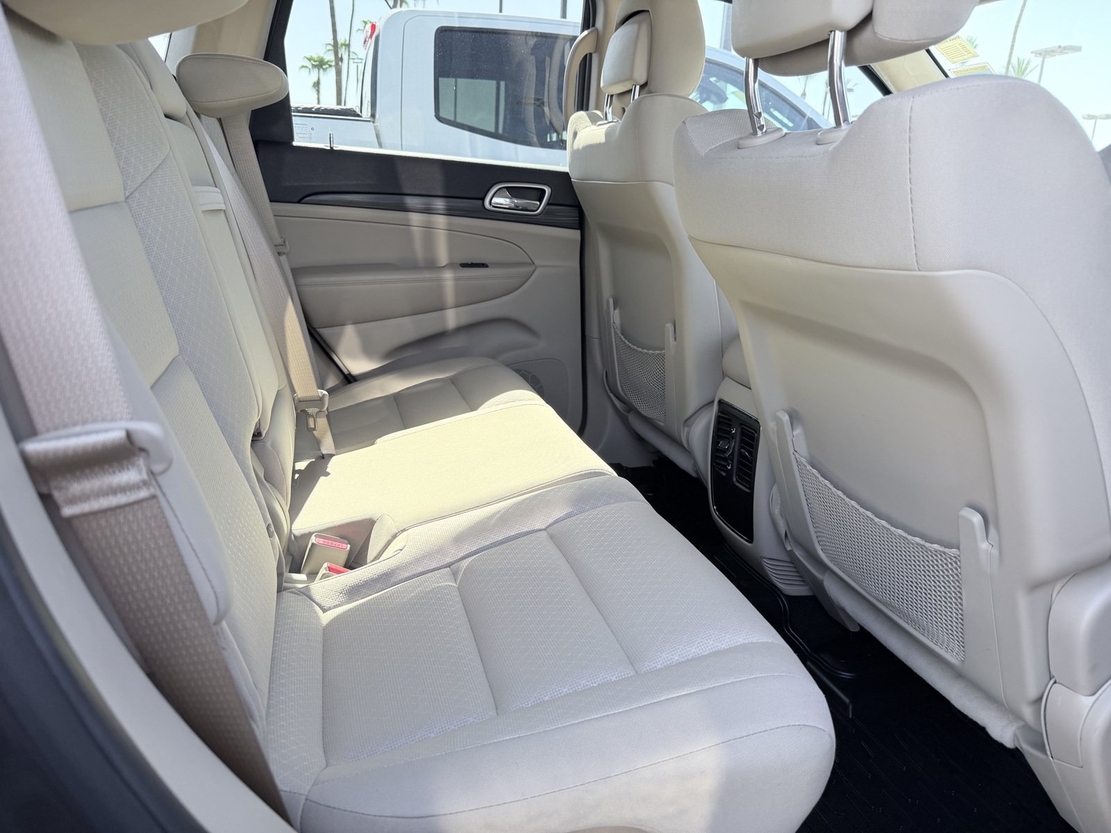 Used 2019 Jeep Grand Cherokee Laredo AWD/4WD image 3