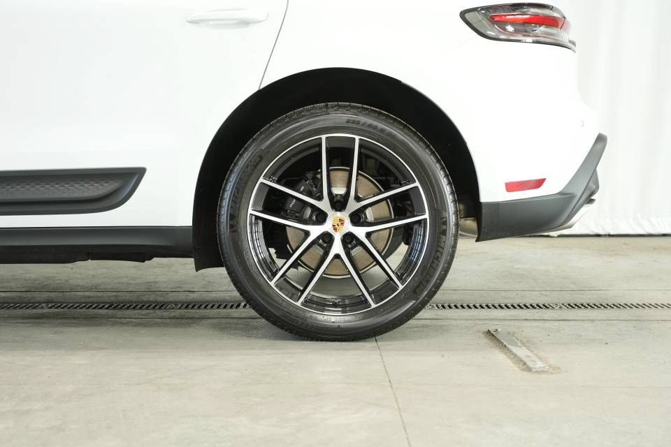 Certified 2025 Porsche Macan AWD/4WD image 43