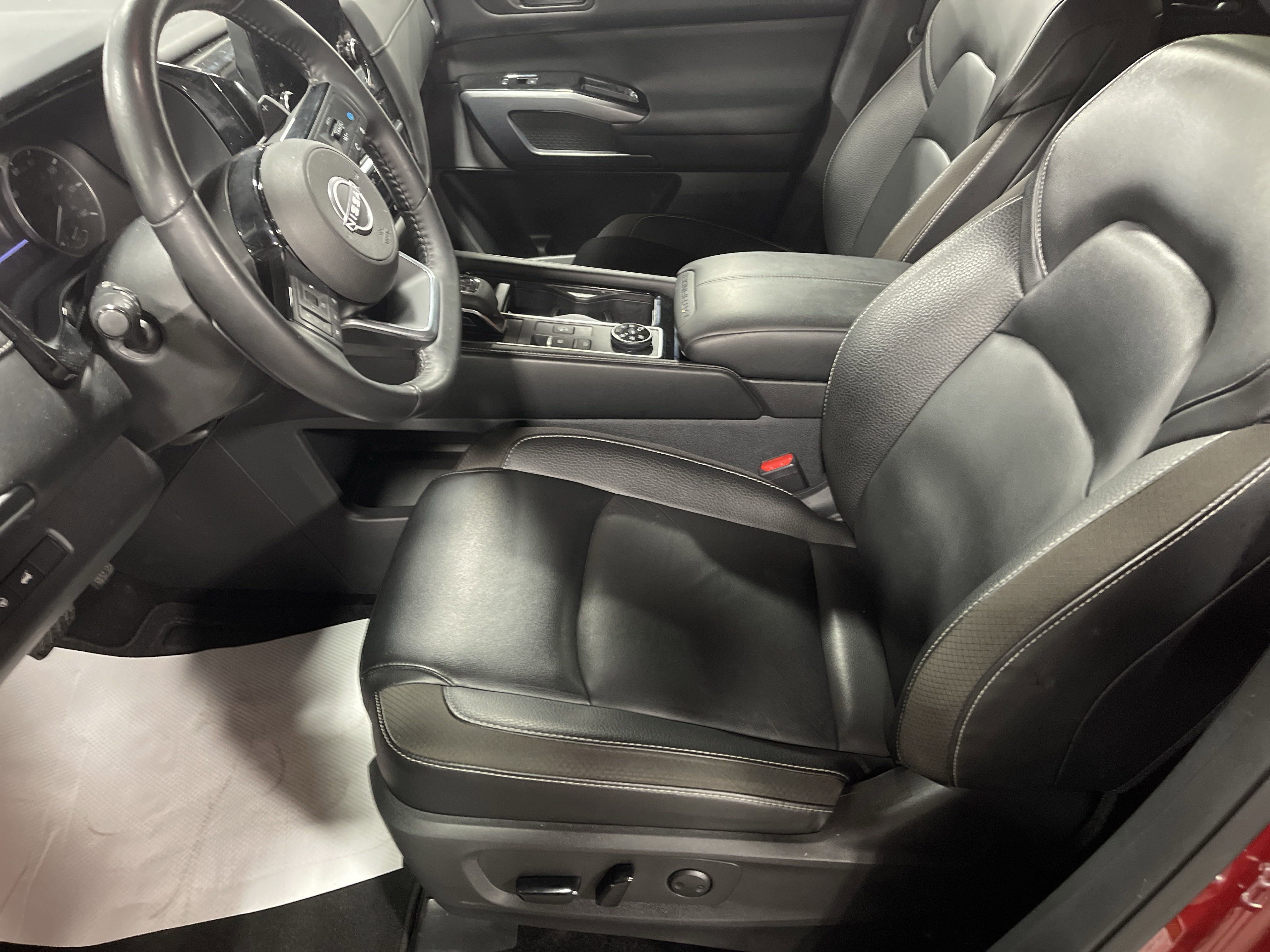 Used 2023 Nissan Pathfinder SL w/ Black Appearance Package image 8