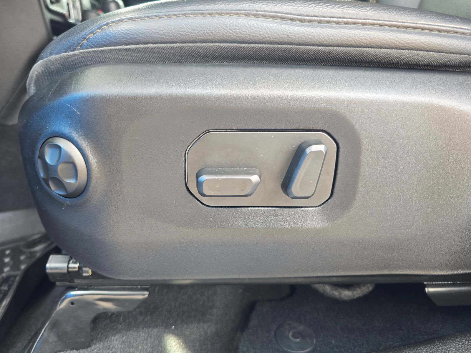 Used 2024 Jeep Wrangler Unlimited Sahara w/ Technology Group AWD/4WD image 15