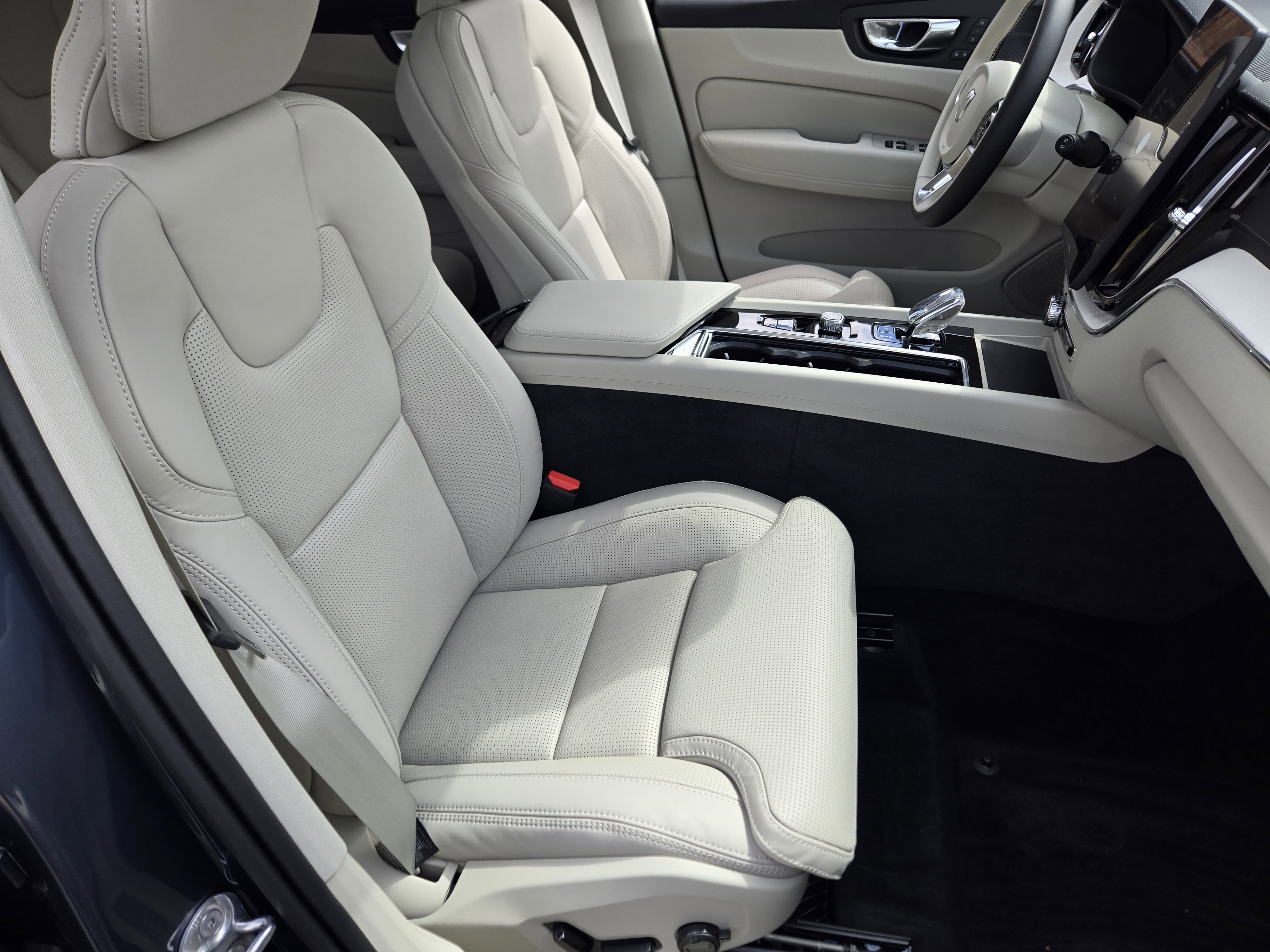 New 2026 Volvo XC60 B5 Ultra w/ Protection Package Premier image 16