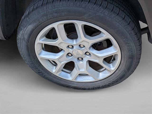 Used 2018 Jeep Renegade Latitude AWD/4WD image 4