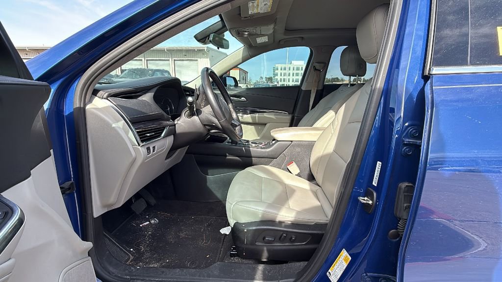Used 2023 Cadillac XT4 Luxury w/ Cold Weather Package image 4