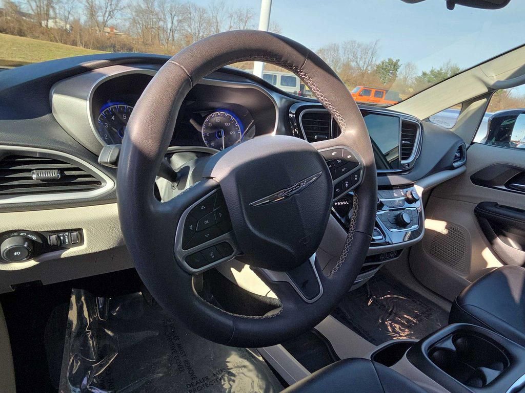 Used 2024 Chrysler Pacifica Touring-L FWD image 8