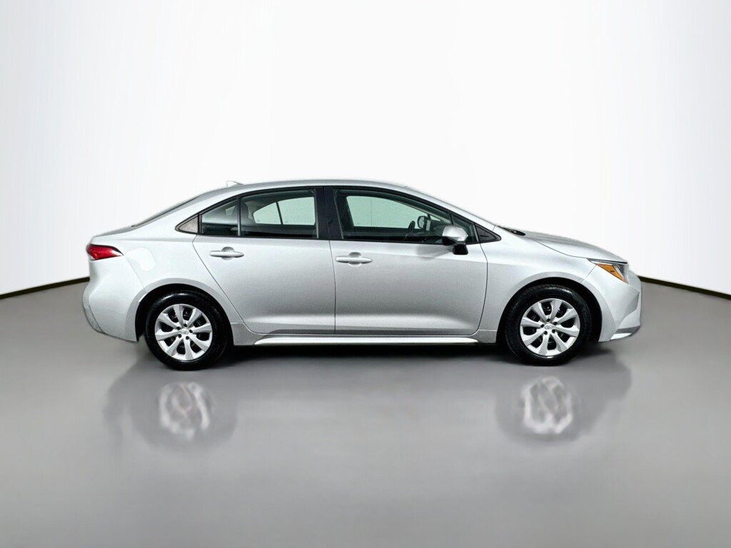 Used 2022 Toyota Corolla LE FWD image 6