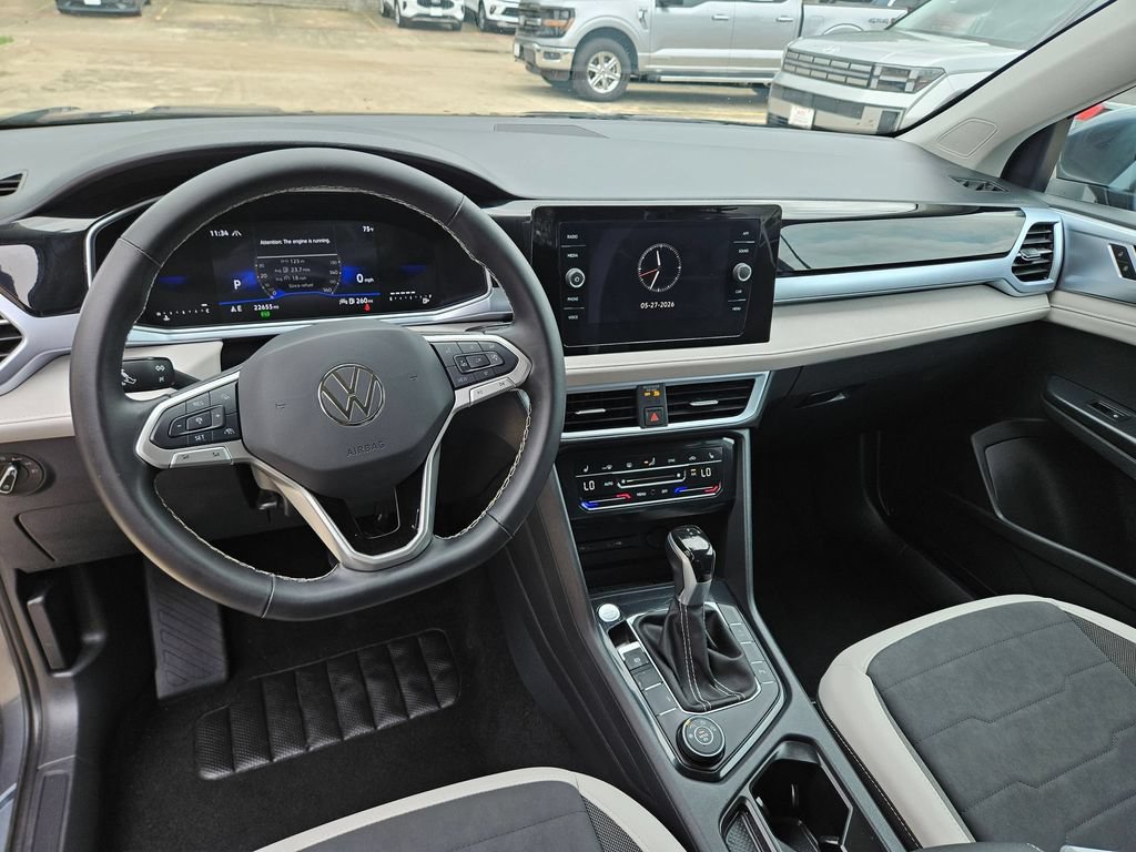 Used 2025 Volkswagen Taos SE AWD/4WD image 16