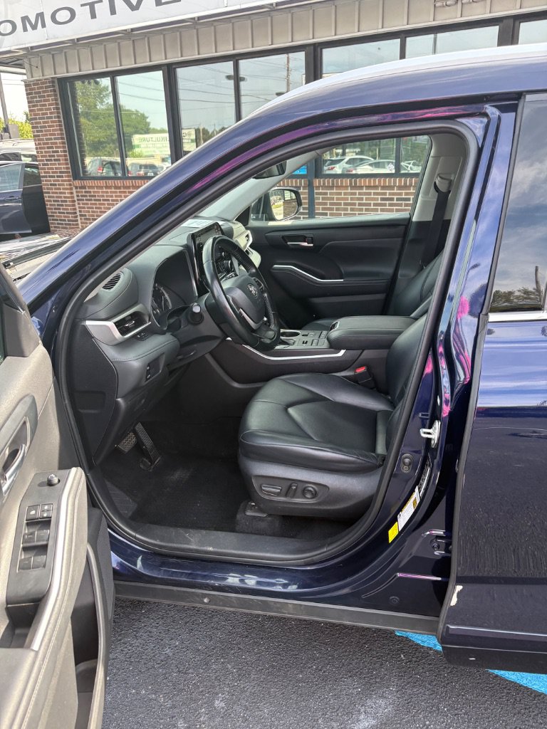 Used 2022 Toyota Highlander XLE AWD/4WD image 16