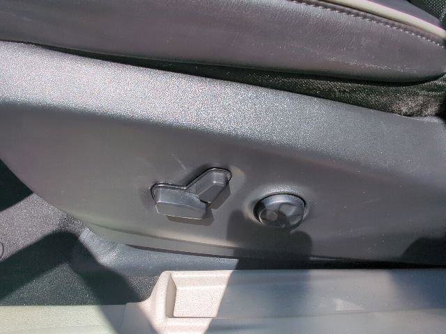 Certified 2024 Chrysler Pacifica Limited FWD image 12