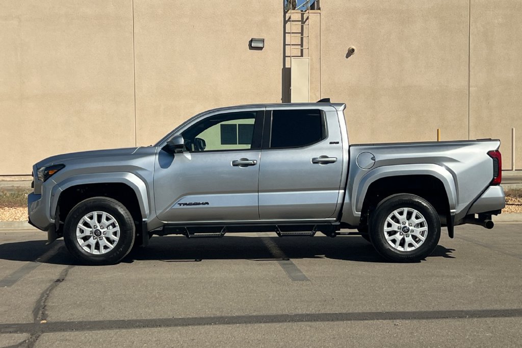 Certified 2025 Toyota Tacoma SR5 AWD/4WD image 9