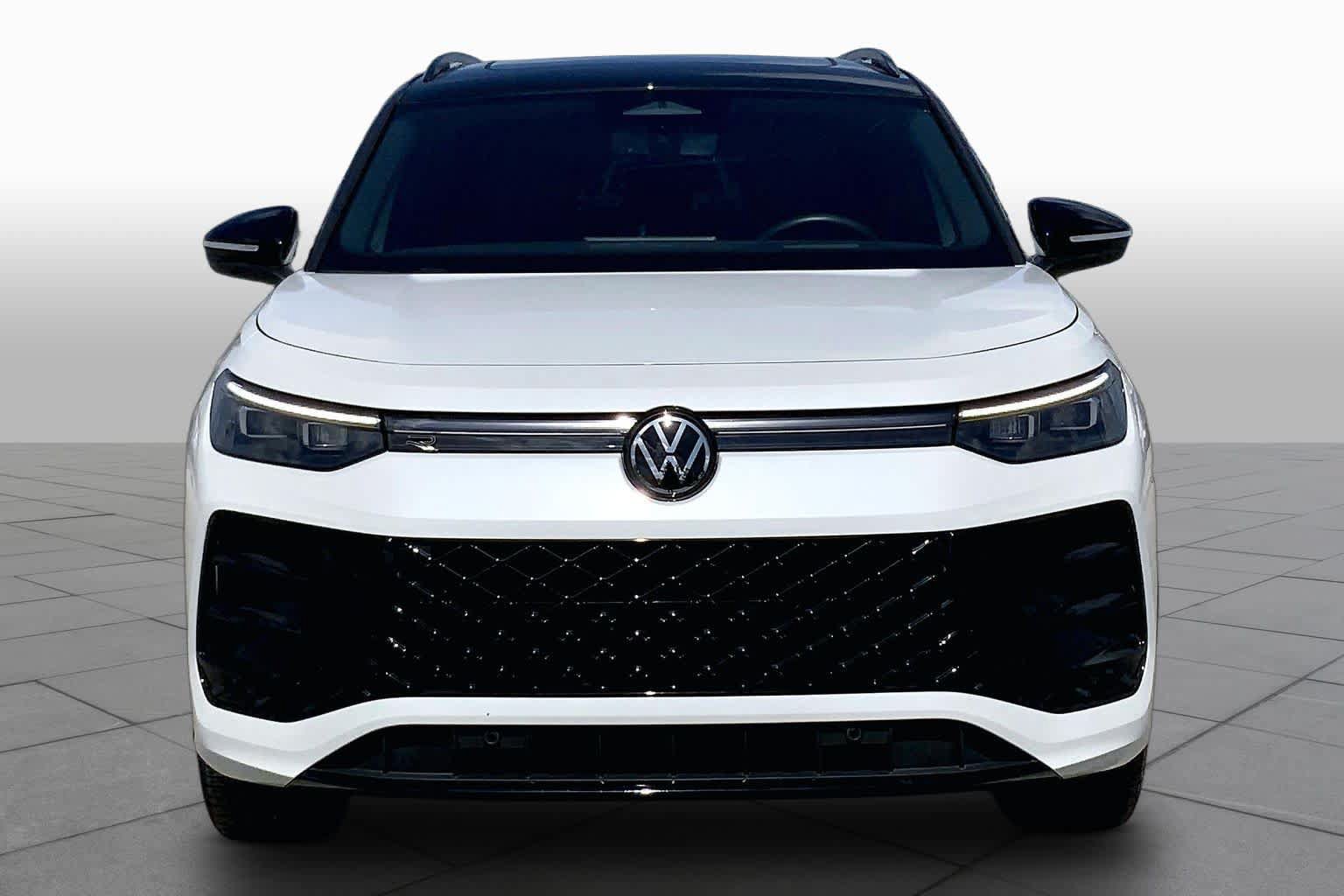 Used 2025 Volkswagen Tiguan SE R-Line AWD/4WD image 4
