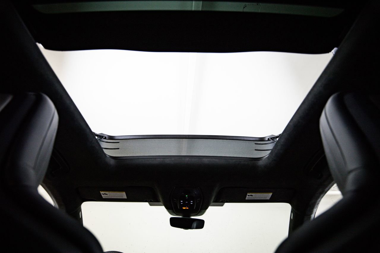 Certified 2025 Porsche Macan Turbo Electric AWD/4WD image 31