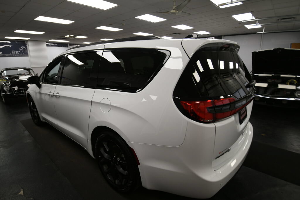 Used 2025 Chrysler Pacifica Limited FWD image 6